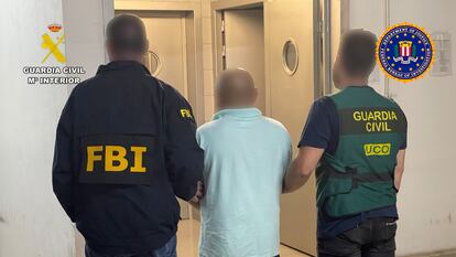 Un agente de la Guardia Civil y otro del FBI en la detención de uno de los pederastas huidos de la justicia estadounidense