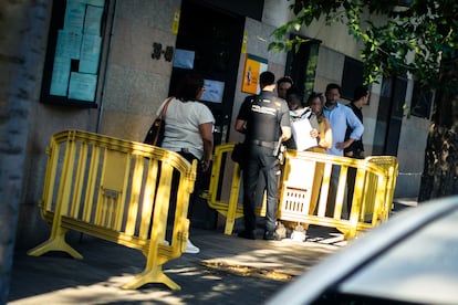 Ambiente en los exteriores de la oficina de asilo y refugio ubicada en la calle de Pradillo en Madrid. Un policía pasa revista y exige que le enseñen "el papel con la cita" o, por contra, se quiten de la cola.