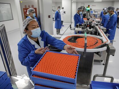 Trabajadores de Sinovac preparan pruebas de la vacuna, en Beijing.