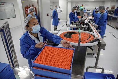 Trabajadores de Sinovac preparan pruebas de la vacuna, en Beijing.