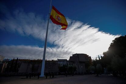 Izado de la bandera de España en la plaza de Colón de Madrid, el Día de la Constitución en 2020.