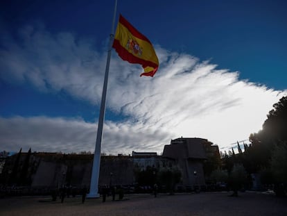 Izado de la bandera de España en la plaza de Colón de Madrid, el Día de la Constitución en 2020.