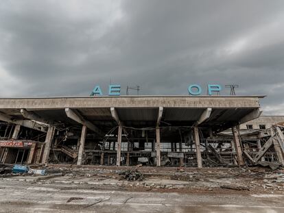 Terminal del aeropuerto de Jersón destruida tras haber sido empleada como base por los ocupantes rusos durante más de ocho meses, en una imagen del 19 de abril