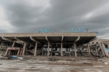 Terminal del aeropuerto de Jersón destruida tras haber sido empleada como base por los ocupantes rusos durante más de ocho meses, en una imagen del 19 de abril