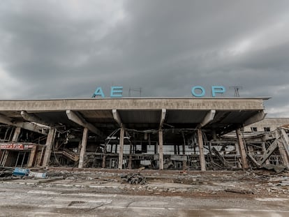 Terminal del aeropuerto de Jersón destruida tras haber sido empleada como base por los ocupantes rusos durante más de ocho meses, en una imagen del 19 de abril