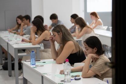 Un grupo de estudiantes, en una prueba de Selectividad en la Universidad de Sevilla, en junio de 2022.