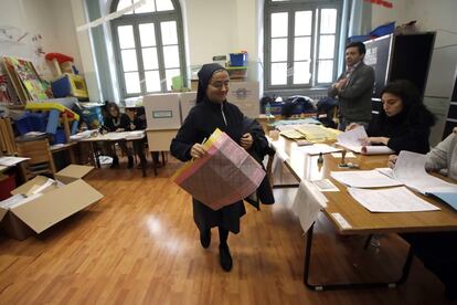 Una monja con su papeleta, momentos antes de votar en un centro electoral cerca del Vaticano.