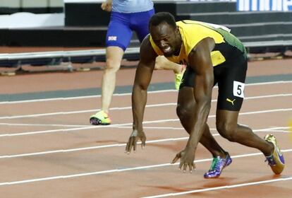 Tras sentir el tirón en la pierna, Bolt se fue al suelo. 