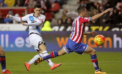 Luis Alberto chuta ante Luis Hernández.