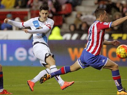 Luis Alberto chuta ante Luis Hernández.