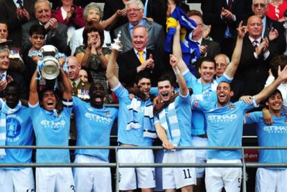 Los jugadores del City (Silva, a la derecha) levantan el trofeo como campeones de Copa.