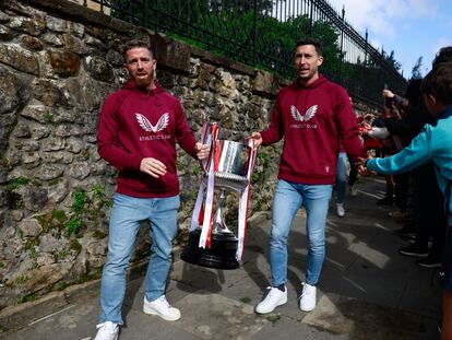 Muniain y De Marcos, con el trofeo de la Copa en Gernika.