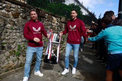 Muniain y De Marcos, con el trofeo de la Copa en Gernika.