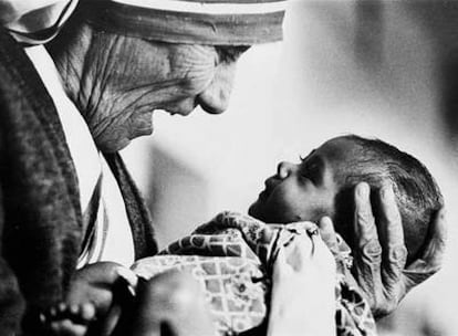 Teresa de Calcuta, en 1973, con uno de los huérfanos atendidos por las Misioneras de la Caridad en Calcuta.