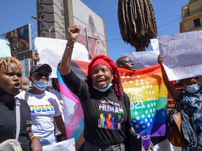 Manifestantes sostienen pancartas y cantan consignas durante una protesta por los derechos del colectivo LGTBI en Nairobi, Kenia.