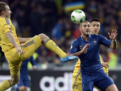 Benzema busca el balón ante Kucher