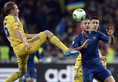 Benzema busca el balón ante Kucher