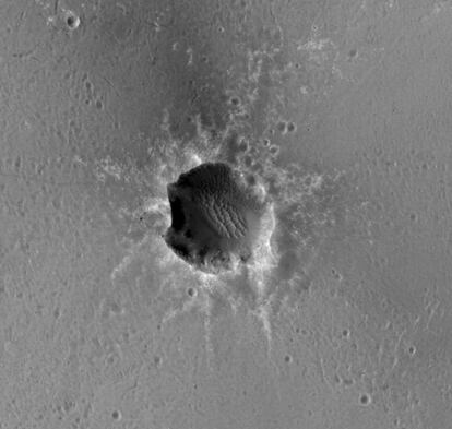 El 'Opportunity' situado en el borde suroccidental del cráter Santa María fue fotografiado en 2010 por la nave da la NASA en órbita de Marte Mars Reconnaissance Orbiter.