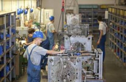 Empleados de una fábrica de automóviles en una cadena de montaje en Oelsnitz (Alemania). EFE/Archivo