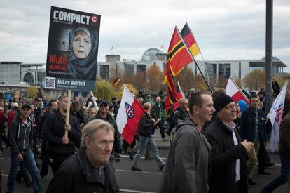 Manifestación en Berlín organizada por el partido de extrema derecha AfD contra la canciller Merkel en 2015.  
 