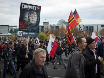 Manifestación en Berlín organizada por el partido de extrema derecha AfD contra la canciller Merkel en 2015.  
 