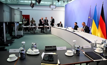 El presidente ucranio, Volodímir Zelenski, y el canciller alemán, Friedrich Merz, antes de la conversación virtual sobre la guerra en Ucrania, el miércoles en Berlín.