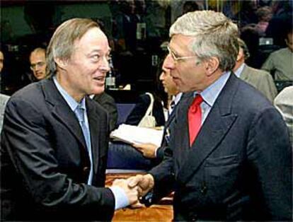 Josep Piqué saluda al británico Jack Straw, durante la reunión de ministros de Exteriores de la UE en Luxemburgo.