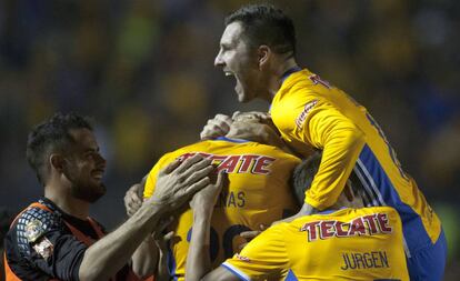 Los jugadores de Tigres celebran una victoria en la liga