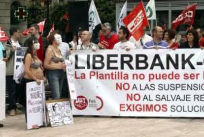 Un millar de trabajadores de Liberbank se han manifestado hoy en Oviedo contra el Expediente de Regulación Temporal de Empleo (ERTE) de la entidad, que incluye suspensiones de empleo durante 18 meses para 1.332 empleados.
