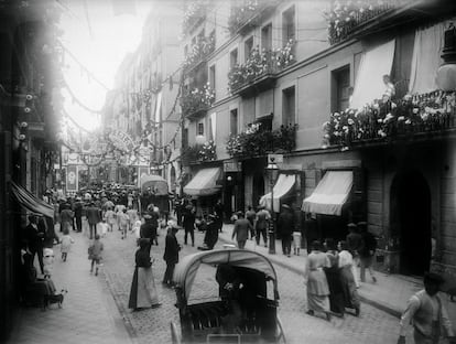 Tots els barris de la capital catalana engalanen els carrers durant la festa major. La decoració del barri de Gràcia ha obtingut tanta popularitat que, des dels anys vint, s'organitzen concursos que han arribat fins ara.