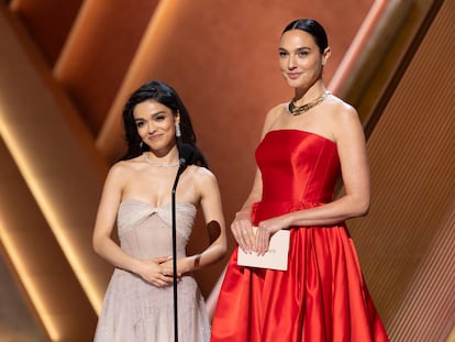 Rachel Zegler y Gal Gadot en la gala de los premios Oscars, celebrados el 2 de marzo de 2025 en Los Ángeles.
