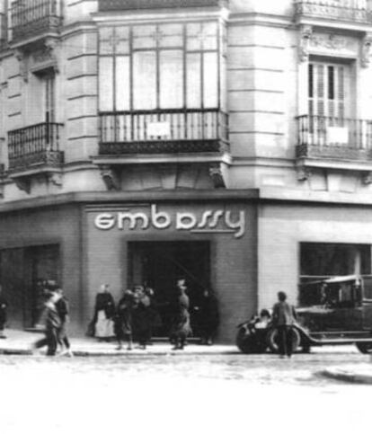 Fachada del salón de té Embassy en Madrid en los años treinta.
