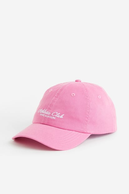 De estética vintage y disponible en 7 colores, esta gorra de H&M le dará el toque años 90 a todos tus looks.

9,99€