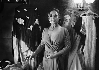 Cantante de copla, bailaora, actriz, Lola Flores posó para Martín en un camerino rodeada de sus trajes.