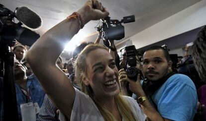 Lilian Tintori, esposa del opositor encarcelado Leopoldo López, celebra el resultado.