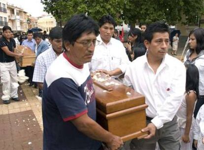 Familiares y amigos de los dos niños fallecidos trasladan sus féretros a una iglesia de Quintanar del Rey.