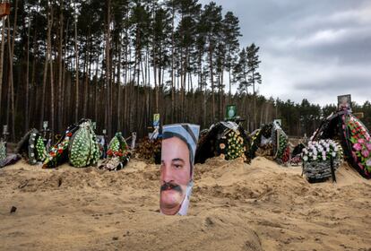 El retrato de Sylenko Valerii, un ucranio fallecido durante la invasión rusa, colocado en su tumba del cementerio de Irpin. La Fiscalía de Ucrania ha indicado en un mensaje publicado este jueves en su cuenta oficial de Telegram que hasta la fecha ha podido confirmar la muerte de 208 niños y otros 376 heridos "de diversa gravedad" desde que se desataron los ataques de las tropas rusas con la invasión que se inició el pasado 24 de febrero.