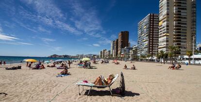 Bañistas toman el sol en la Playa de Levante de Benidorm, en Alicante, en septiembre. 