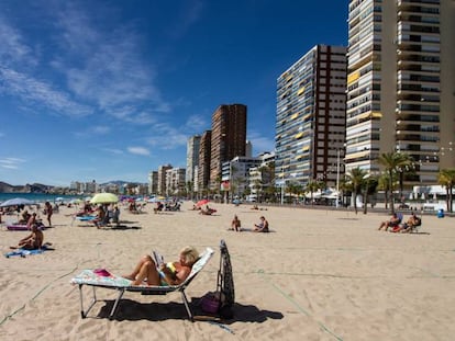 Bañistas toman el sol en la Playa de Levante de Benidorm, en Alicante, en septiembre. 