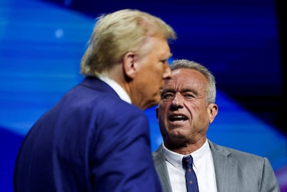 Robert F. Kennedy Jr., junto a Donald Trump en un acto de compaña en Duluth (Georgia) el 23 de octubre.