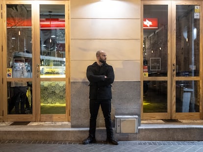 Alberto Sánchez, un portero de disco-pub en la calle Pozano del barrio de Chamberí, en la madrugada del jueves al viernes.