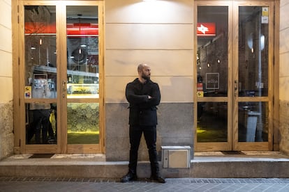 Alberto Sánchez, un portero de disco-pub en la calle Pozano del barrio de Chamberí, en la madrugada del jueves al viernes.