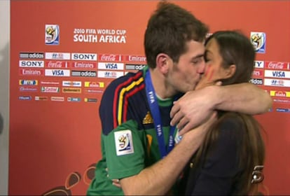 La presentador de Tele Cinco, Sara Carbonero, entrevista a su novio, el portero de España, Iker Casillas. En un momento de la entrevista, cuando el cancerbero recuerda a los suyos, se emociona, y le da un apasionado beso a su novia.