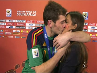 IKer Casillas besa a Sara Carbero tras ganar el Mundial.