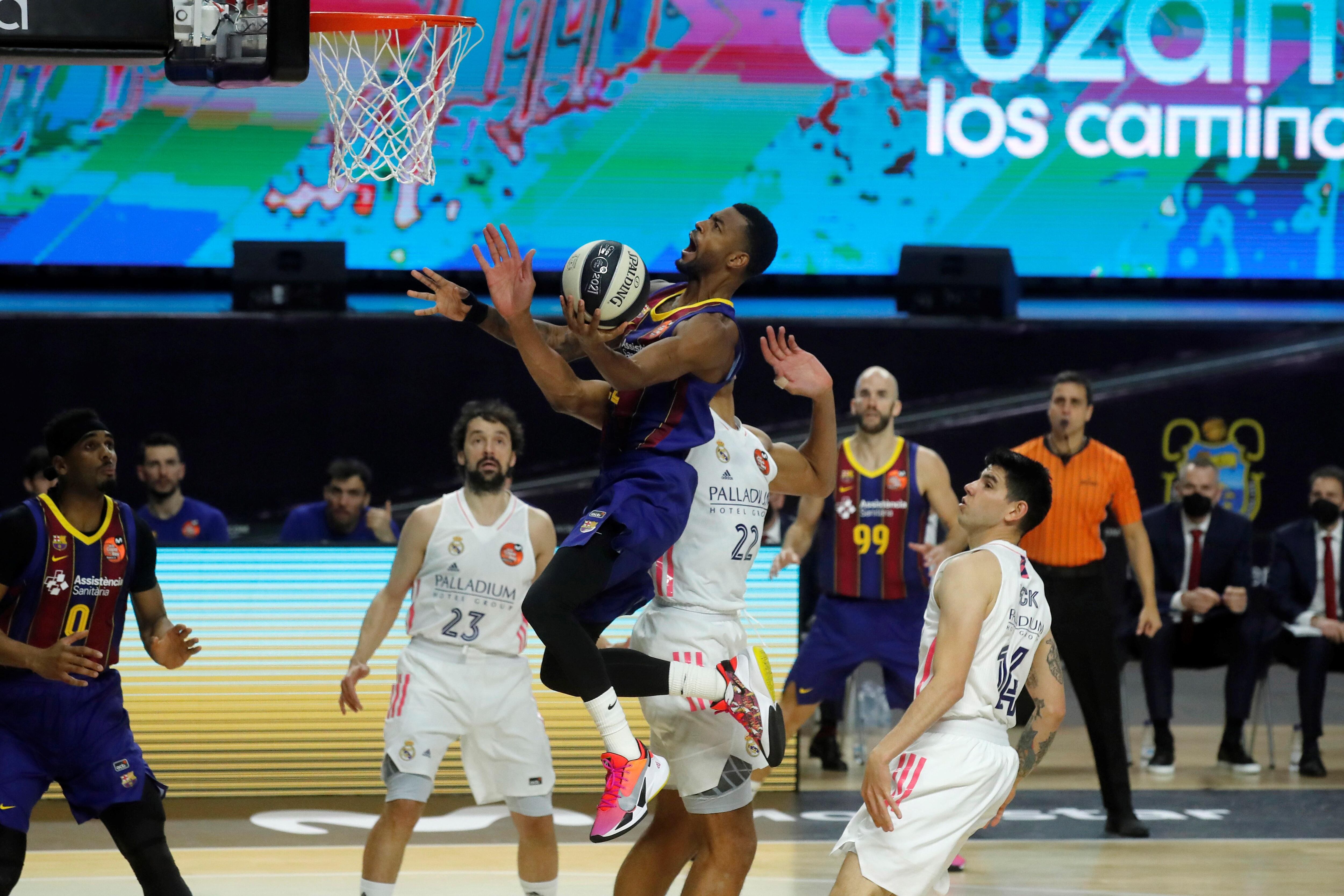 Cory Higgins supera a los defensores del Madrid.