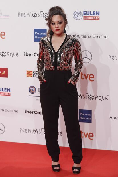 Noelia Franco, otra 'triunfita', asistió a los Premios con un mono negro y dorado.