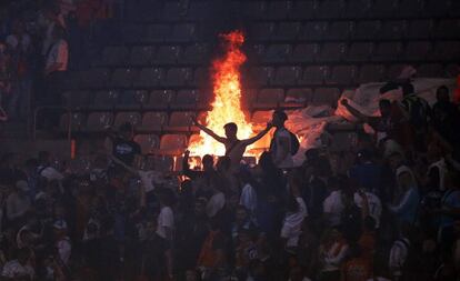 Un peque&ntilde;o fuego en la zona de los aficionados del Olympique de Marsella en la final de la Copa de Francia en Saint-Denis.