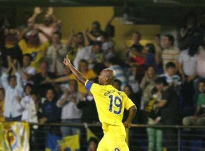 Marcos Senna celebra el gol del triunfo