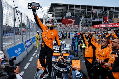 El piloto mexicano Pato O'Ward celebra un triunfo en Toronto junto al equipo Arrow McLaren, en julio pasado.