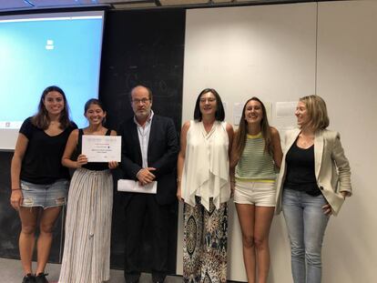 Las integrantes del proyecto ganador y los componentes del jurado. De izquierda a derecha: Iara Martinet, Aida Radresa, Jorge Isern, Mercedes Lara, Paola Parodi y Marta Bermúdez.